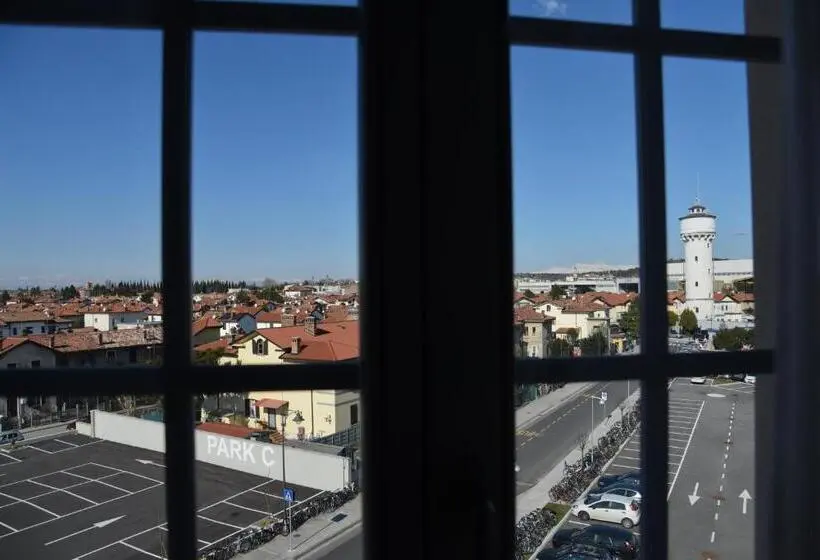 Superior Kolmen Hengen Huone, Nuovo Albergo Operai