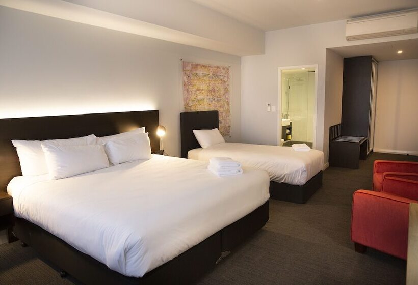 اتاق کلاسیک سه تخته, The Gerald Apartment