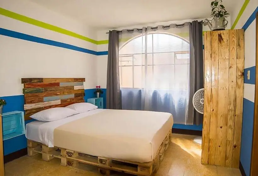 سوییت خانوادگی, The Purpose Hostel