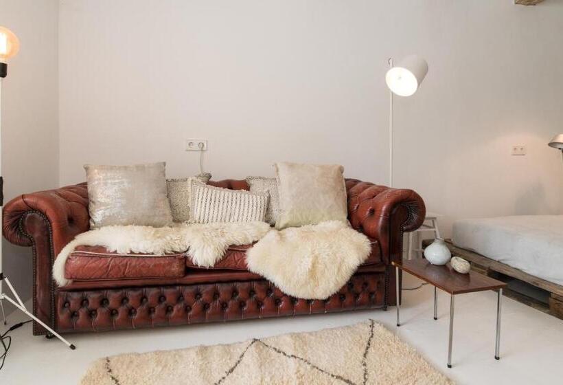 استودیوی استاندارد, The White Wilde Studio