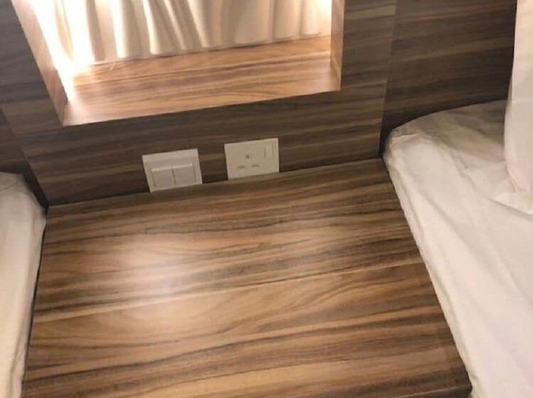 スタンダードスタジオ, Almakan Hotel 108