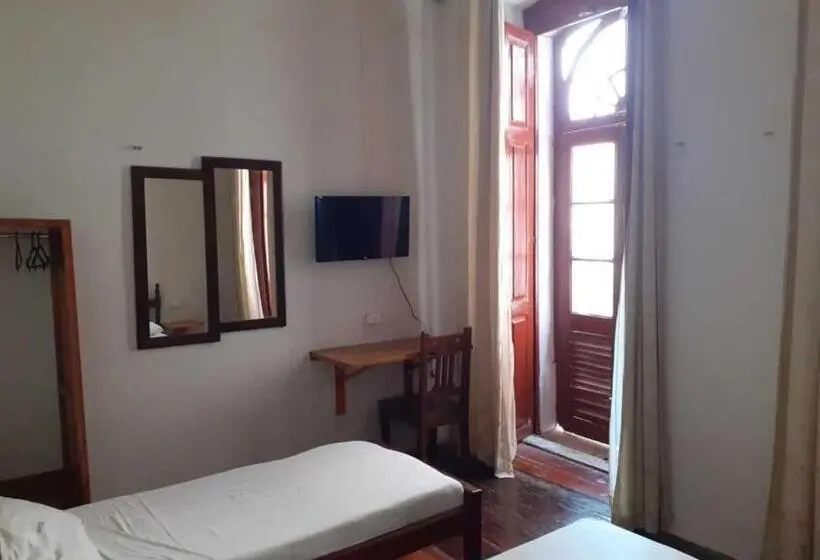スイート, Reviver Hostel