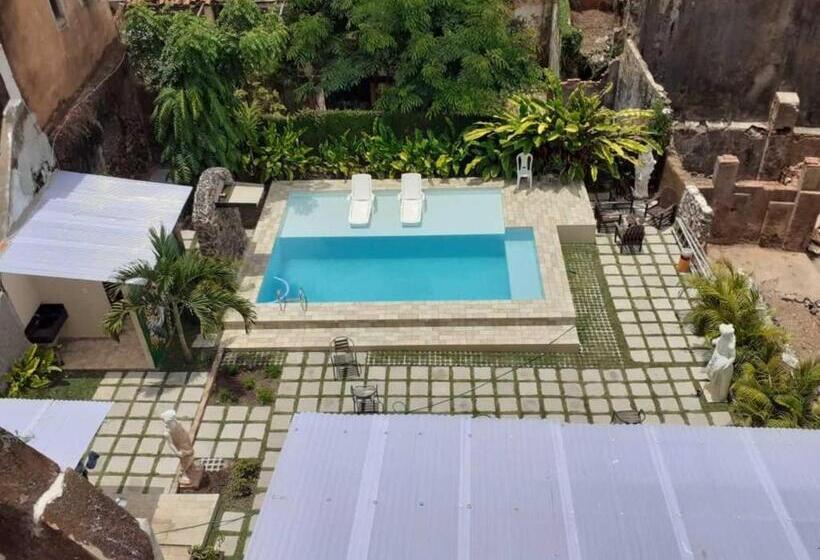 스위트, Reviver Hostel