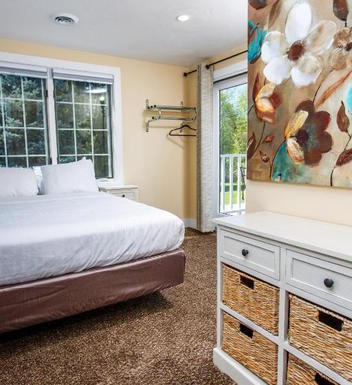 جناح, Julie's Park Cafe & Motel