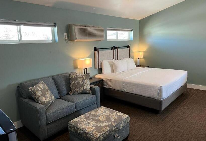 جناح جونيور, Julie's Park Cafe & Motel