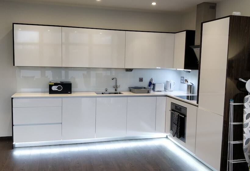 آپارتمان 3 خوابه, Access Tower Hill