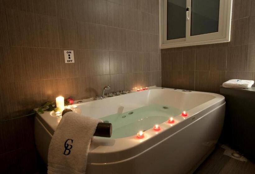 غرفة قياسية مزوَّدة بجاكوزي, The Crystal Blue