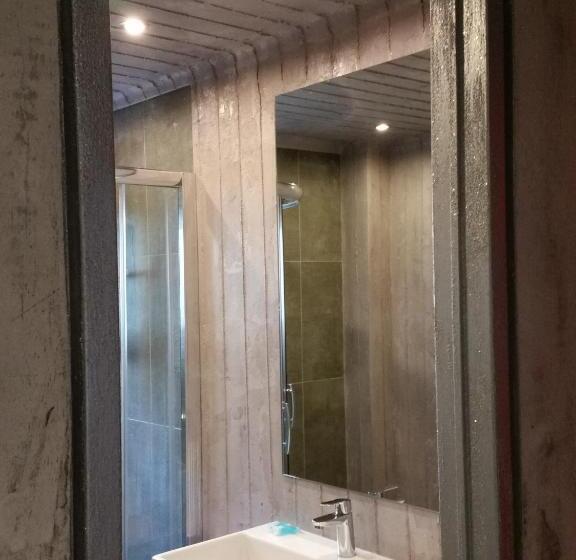 غرفة قياسية مزوَّدة بجاكوزي, The Crystal Blue