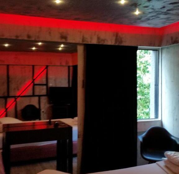 غرفة قياسية مزوَّدة بجاكوزي, The Crystal Blue