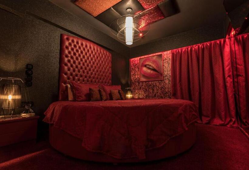 غرفة قياسية مزوَّدة بجاكوزي, The Crystal Blue