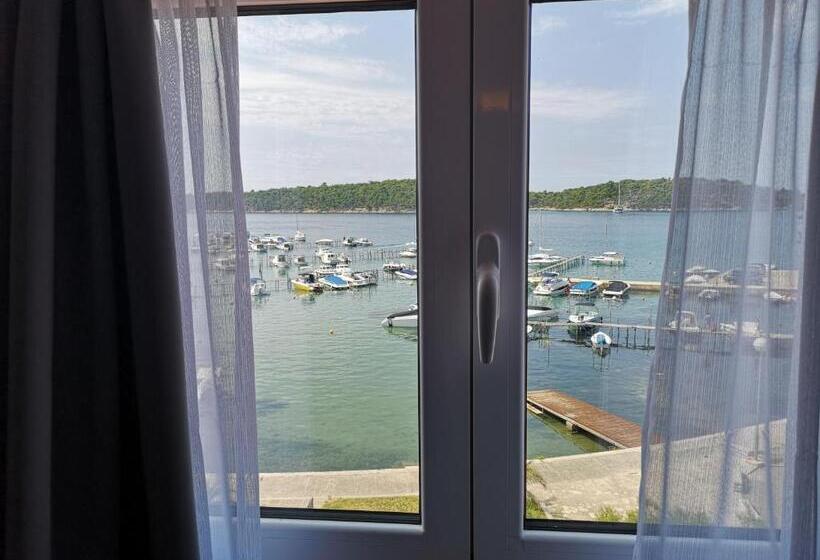 房顶倾斜的标准房间, Villa Tamaris