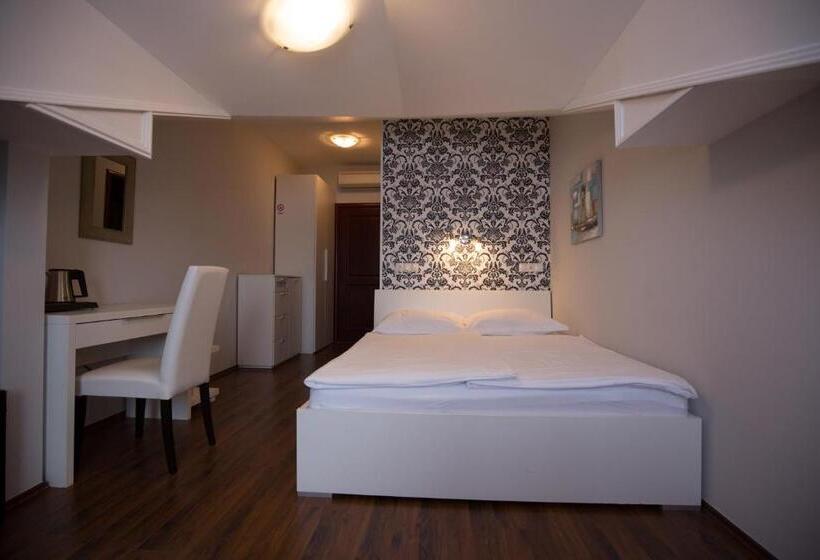 房顶倾斜的标准房间, Villa Tamaris