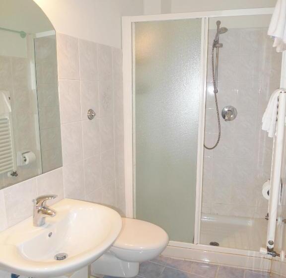 اتاق استاندارد سه نفره, Girasole House