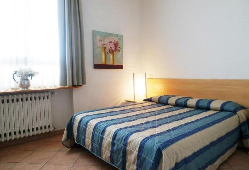 اتاق اکونومی, Girasole House