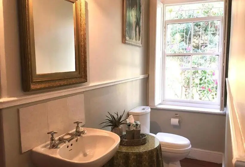 ガーデンビュースタンダードルーム, John Montagu Accommodation
