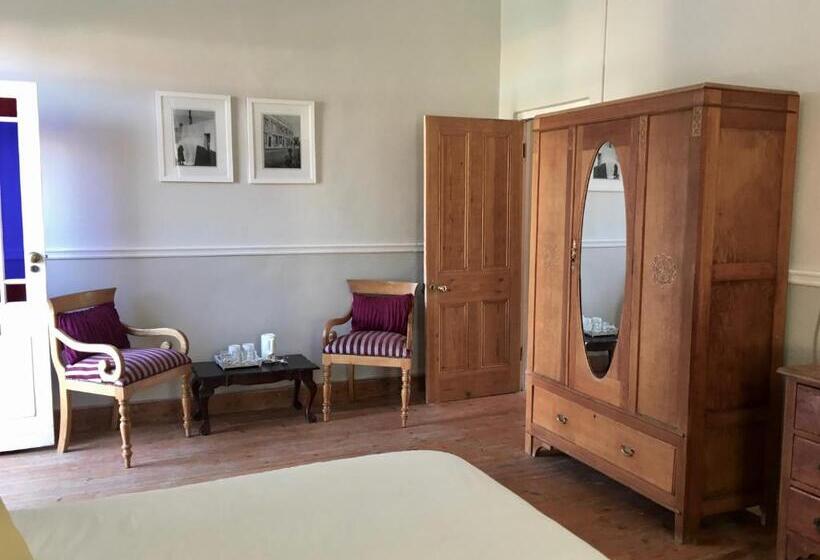 غرفة قياسية مطلّة علي حمام السباحة, John Montagu Accommodation