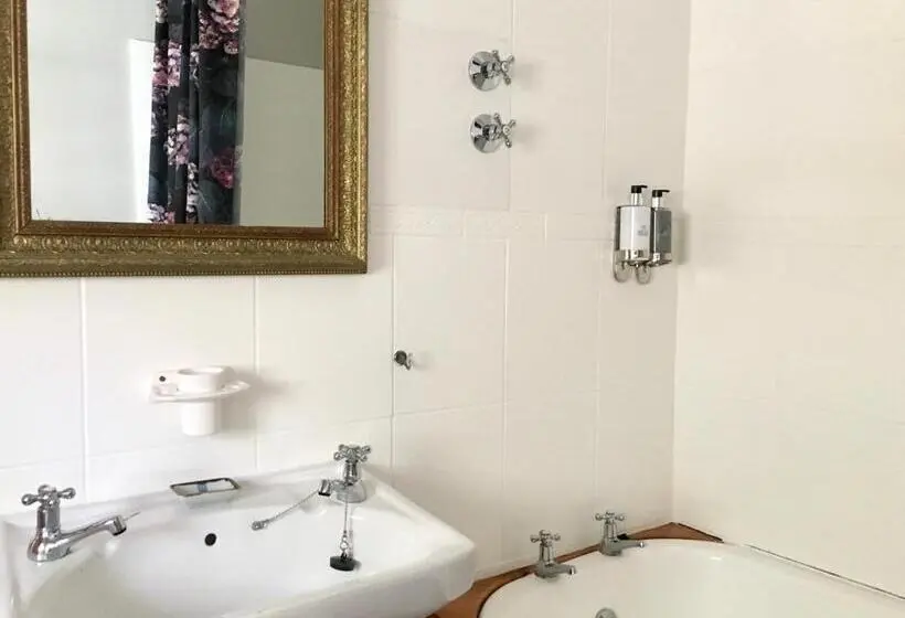 プールビュースタンダードルーム, John Montagu Accommodation