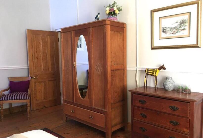 غرفة قياسية مطلّة علي حمام السباحة, John Montagu Accommodation