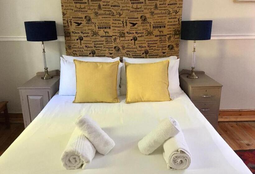 غرفة قياسية مطلّة علي حمام السباحة, John Montagu Accommodation