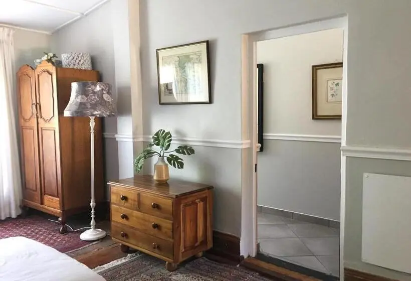 ファミリールーム, John Montagu Accommodation