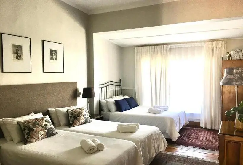 ファミリールーム, John Montagu Accommodation