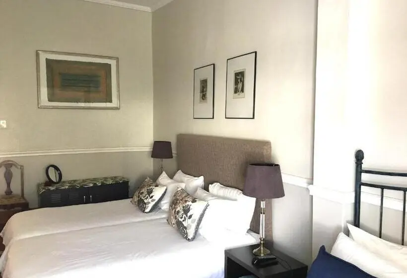 ファミリールーム, John Montagu Accommodation