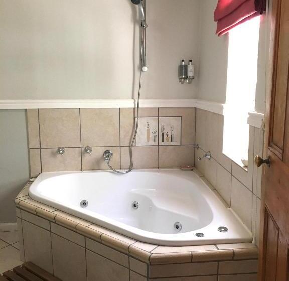 غرفة قياسية مزوَّدة بجاكوزي, John Montagu Accommodation