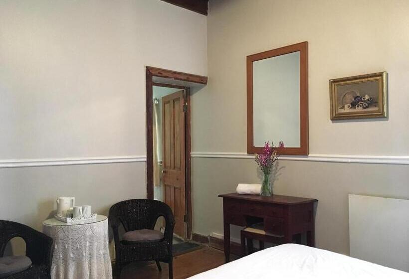 غرفة قياسية مزوَّدة بجاكوزي, John Montagu Accommodation