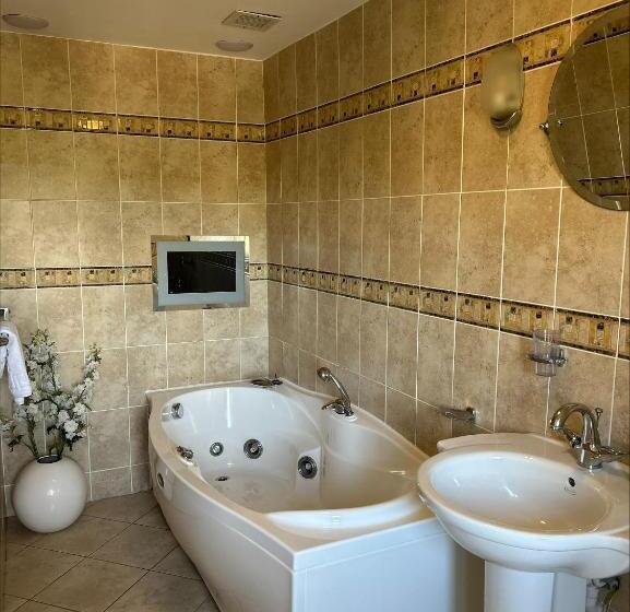 스탠다드 룸 킹사이즈 침대, Moresby Hall Country House