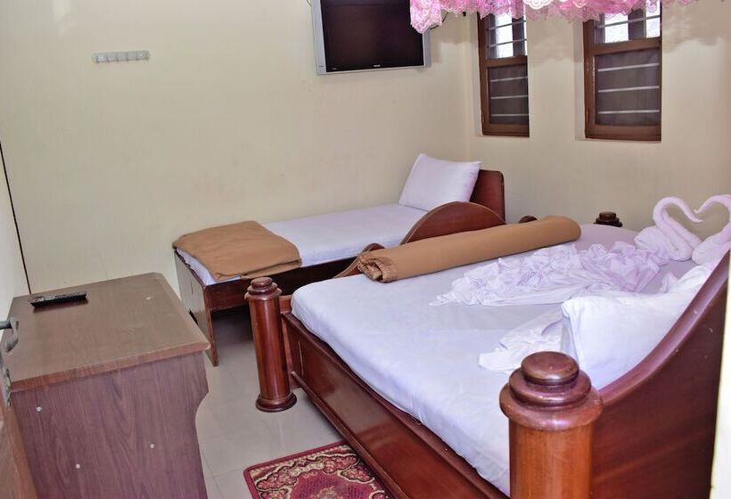 标准三人间, Funguni Palace