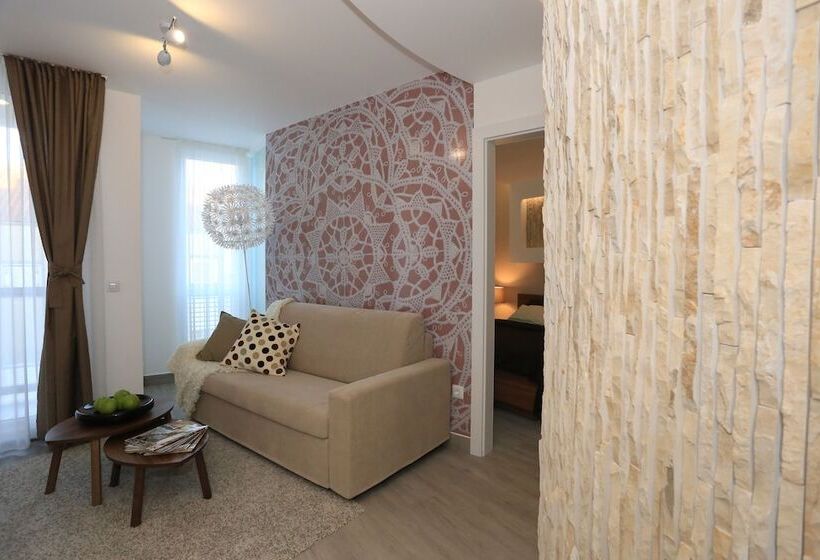 带1个卧室的带阳台的公寓, Apartments & Rooms Mareta Exclusive