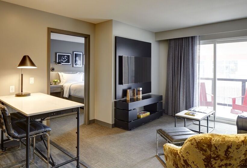 غرفة قياسية مزوَّدة بشُرفة, Archer Hotel Boston/burlington