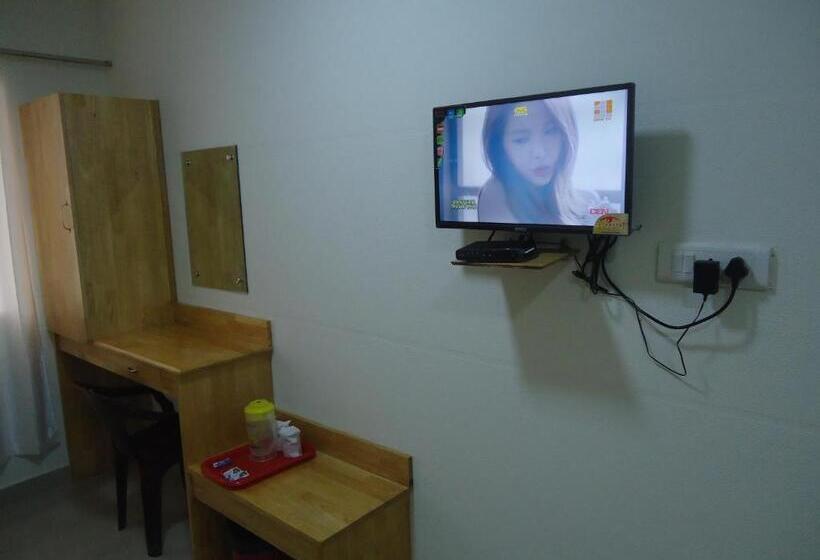 豪华三人间, A V Residency