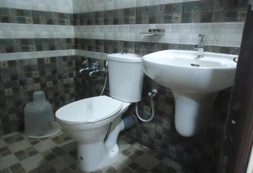 豪华三人间, A V Residency