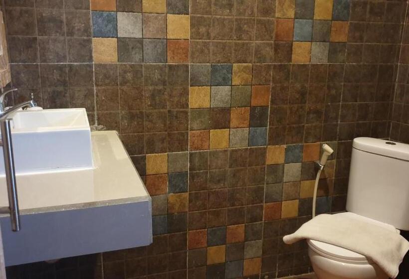 חדר אקונומי, Clover Bali