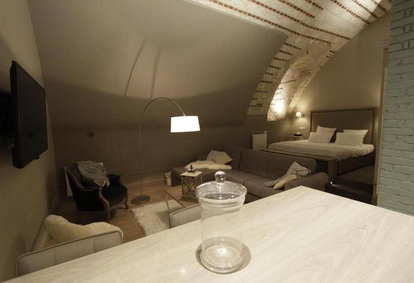 דירת חדר, La Parenthèse Envoutée