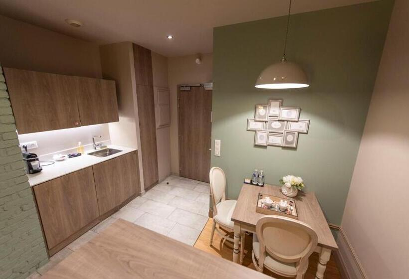 דירת חדר, La Parenthèse Envoutée