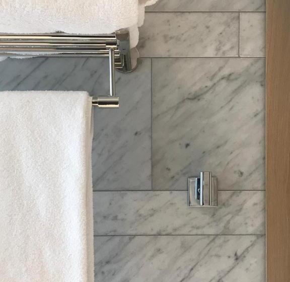 스탠다드 스튜디오 킹침대, The Preston House And