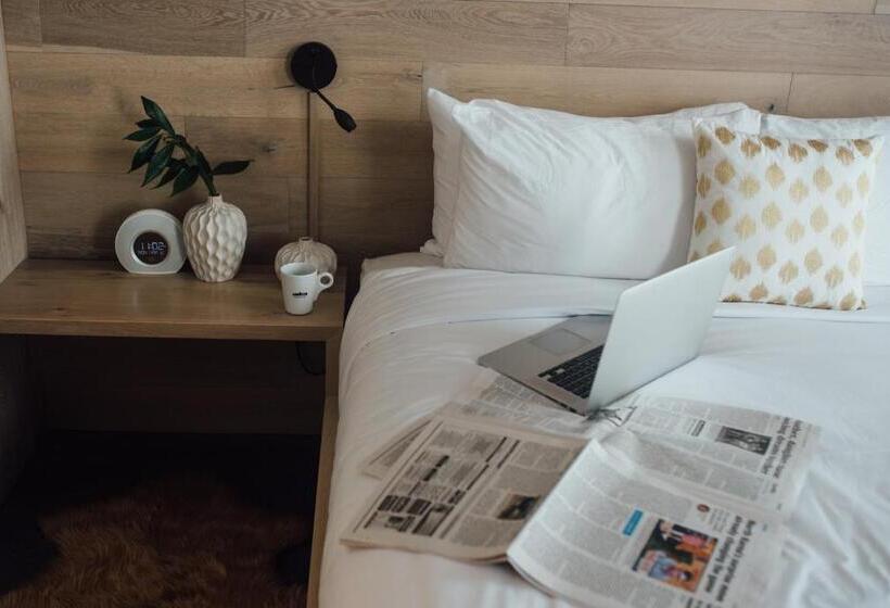 주니어 스위트, The Preston House And