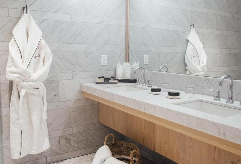 주니어 스위트, The Preston House And