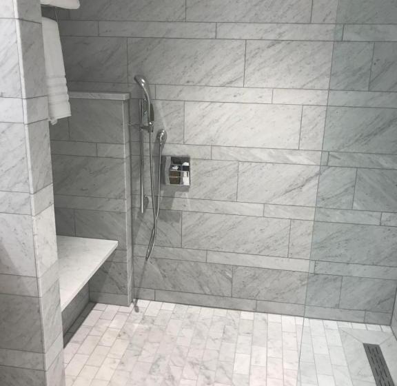 주니어 스위트, The Preston House And