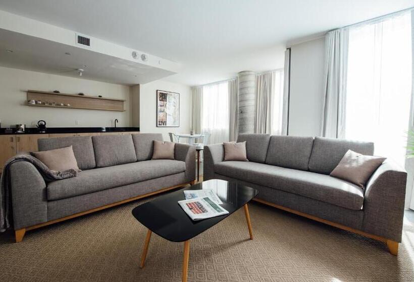 주니어 스위트, The Preston House And