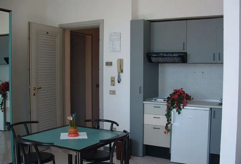استودیوی استاندارد, Holiday Residence