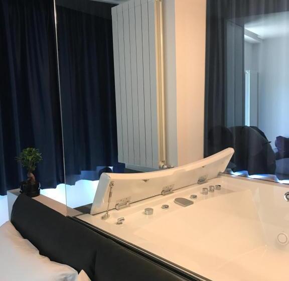 سوئیت با تخت بزرگ, The Boutique Napoli Suite