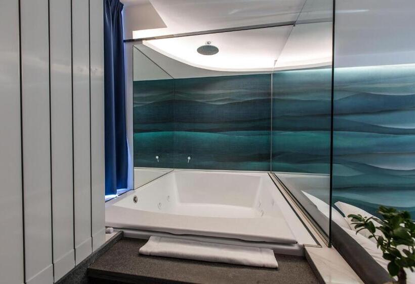 سوئیت با تخت بزرگ, The Boutique Napoli Suite