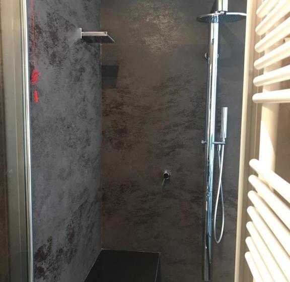 اتاق لوکس سه تخته, The Boutique Napoli Suite