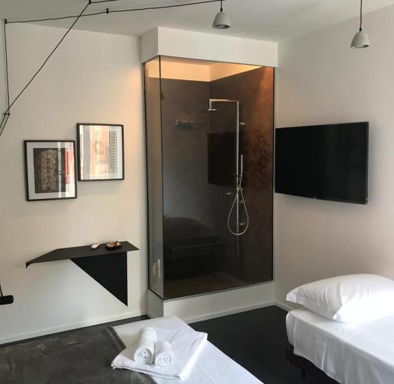 اتاق لوکس سه تخته, The Boutique Napoli Suite