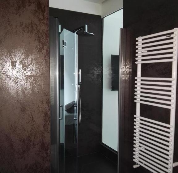 اتاق لوکس سه تخته, The Boutique Napoli Suite