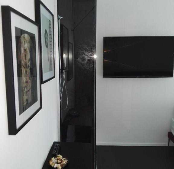 اتاق لوکس سه تخته, The Boutique Napoli Suite