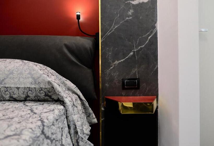 سوئیت با وان آب گرم, The Boutique Napoli Suite